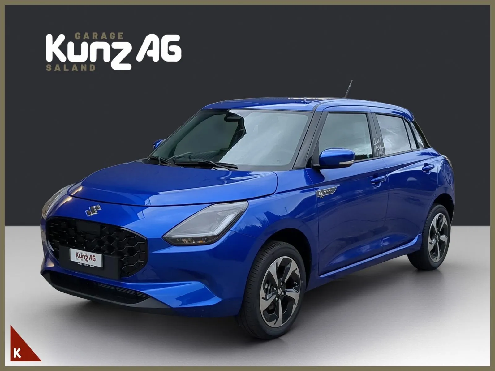 Schräge Frontansicht eines blauen Suzuki 1.2 Sakura Top Hybrid 4x4