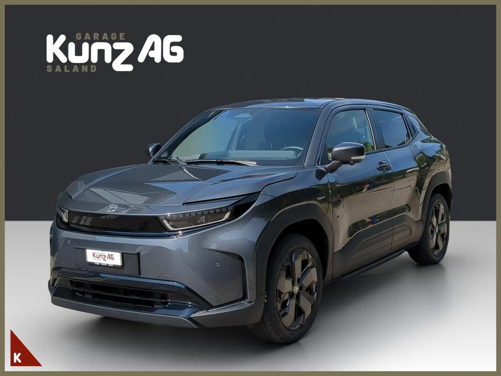 Schräge Frontansicht eines grauen Toyota Premium bei der Garage Kunz AG