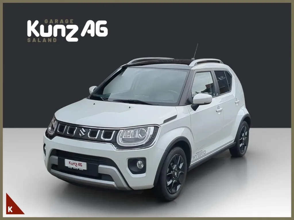 Schräge Frontansicht eines weissen Suzuki 1.2 Compact Top Hybrid im Studio