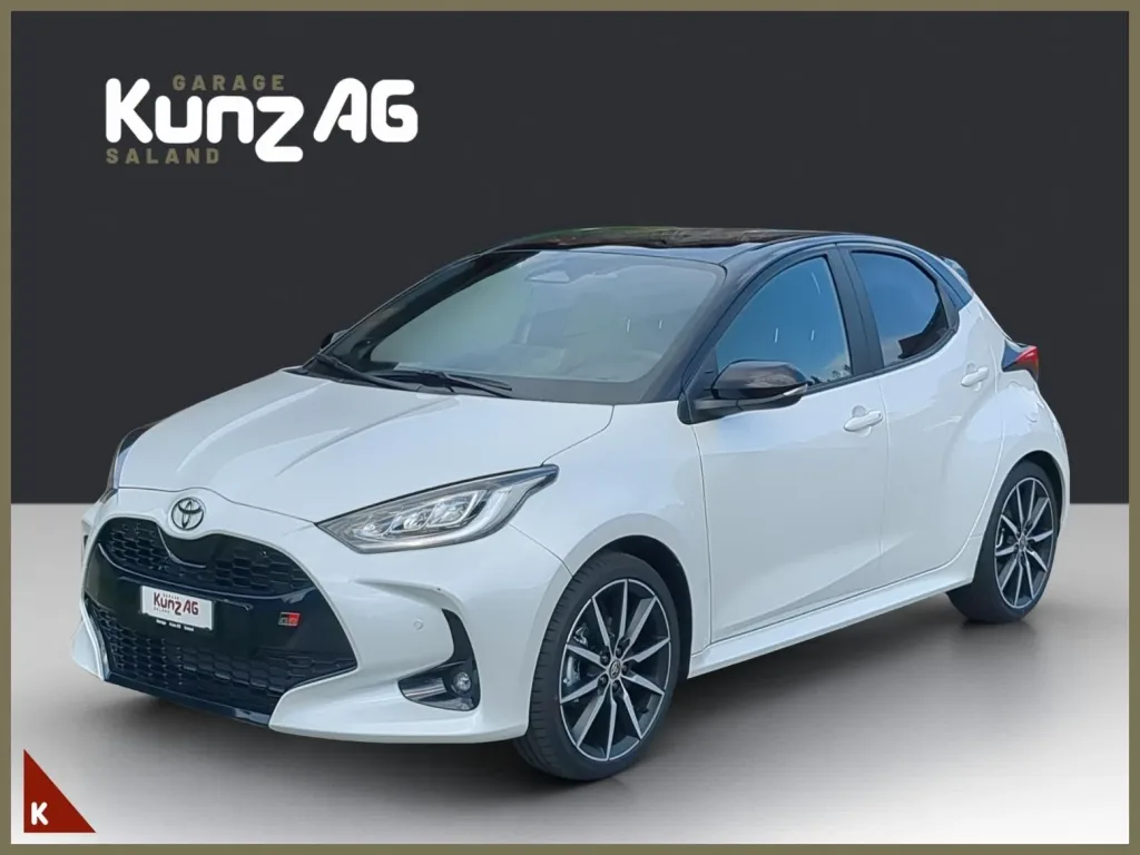 Schrägansicht von vorne links eines weissen Toyota Yaris GR Sport mit schwarzem Dach