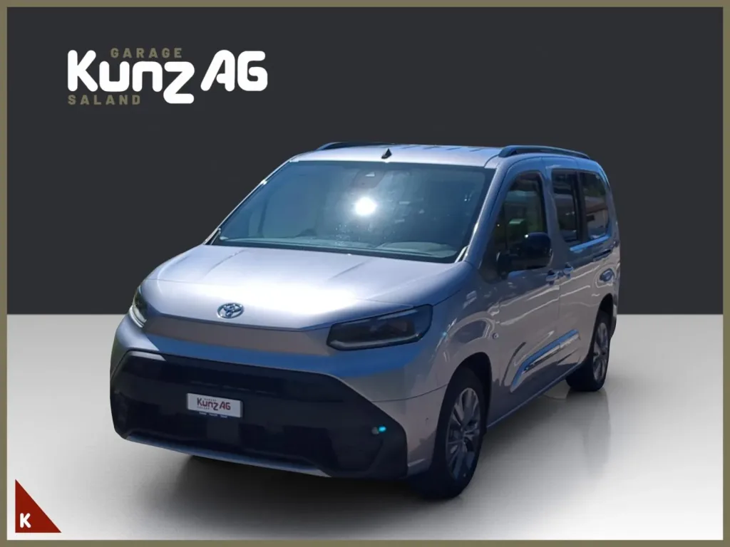Frontansicht eines silbernen Toyota Proace City Verso L2 Style von schräg vorne.