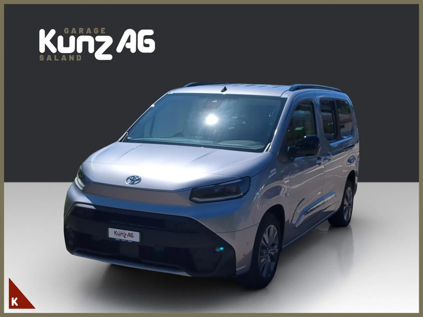 Frontansicht eines silbernen Toyota Proace City Verso L2 Style von schräg vorne.