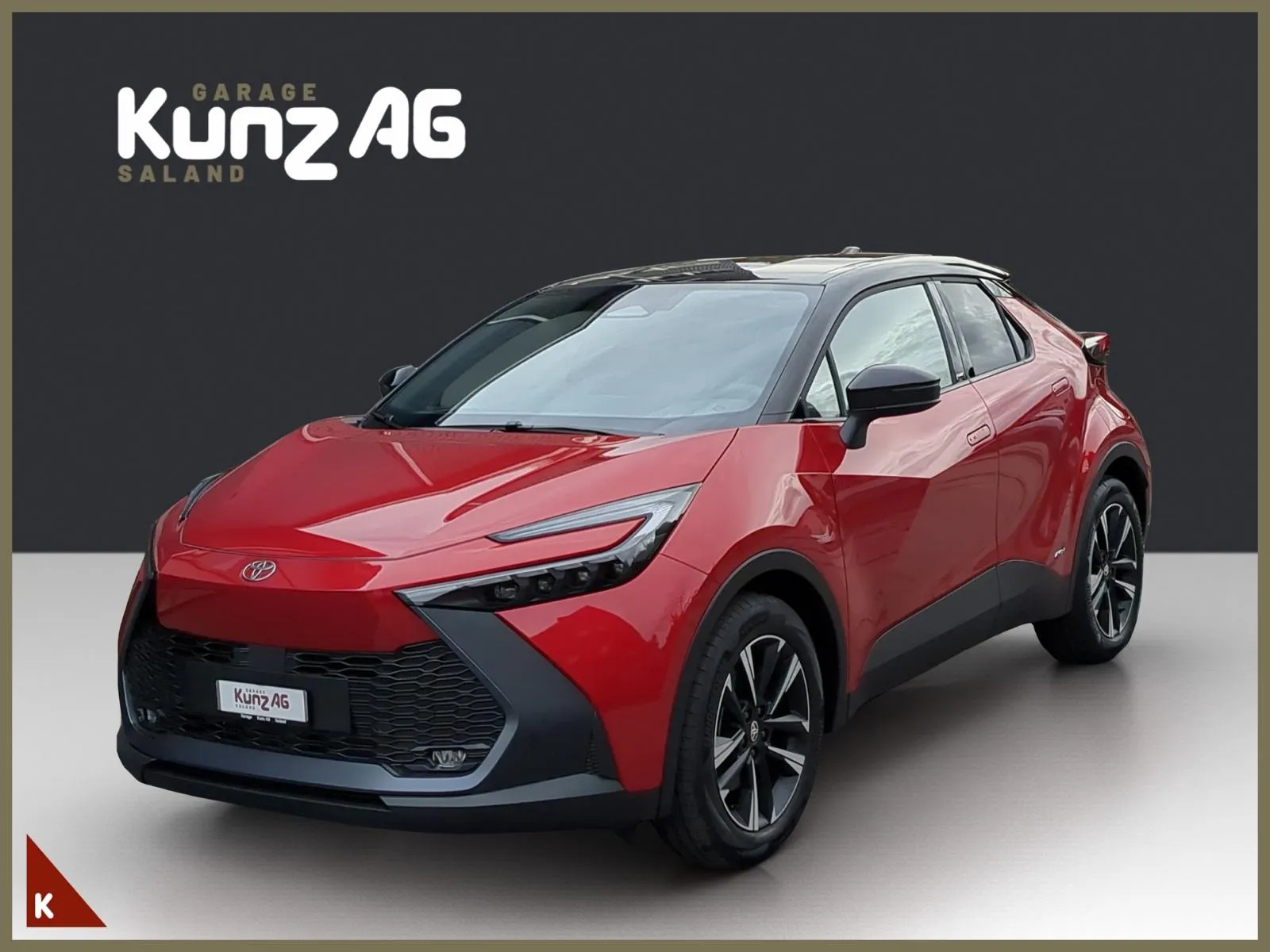 Schräge Frontansicht eines roten Toyota C-HR 2.0 HEV Swiss Edition 4x4 mit schwarzem Dach im Studio.