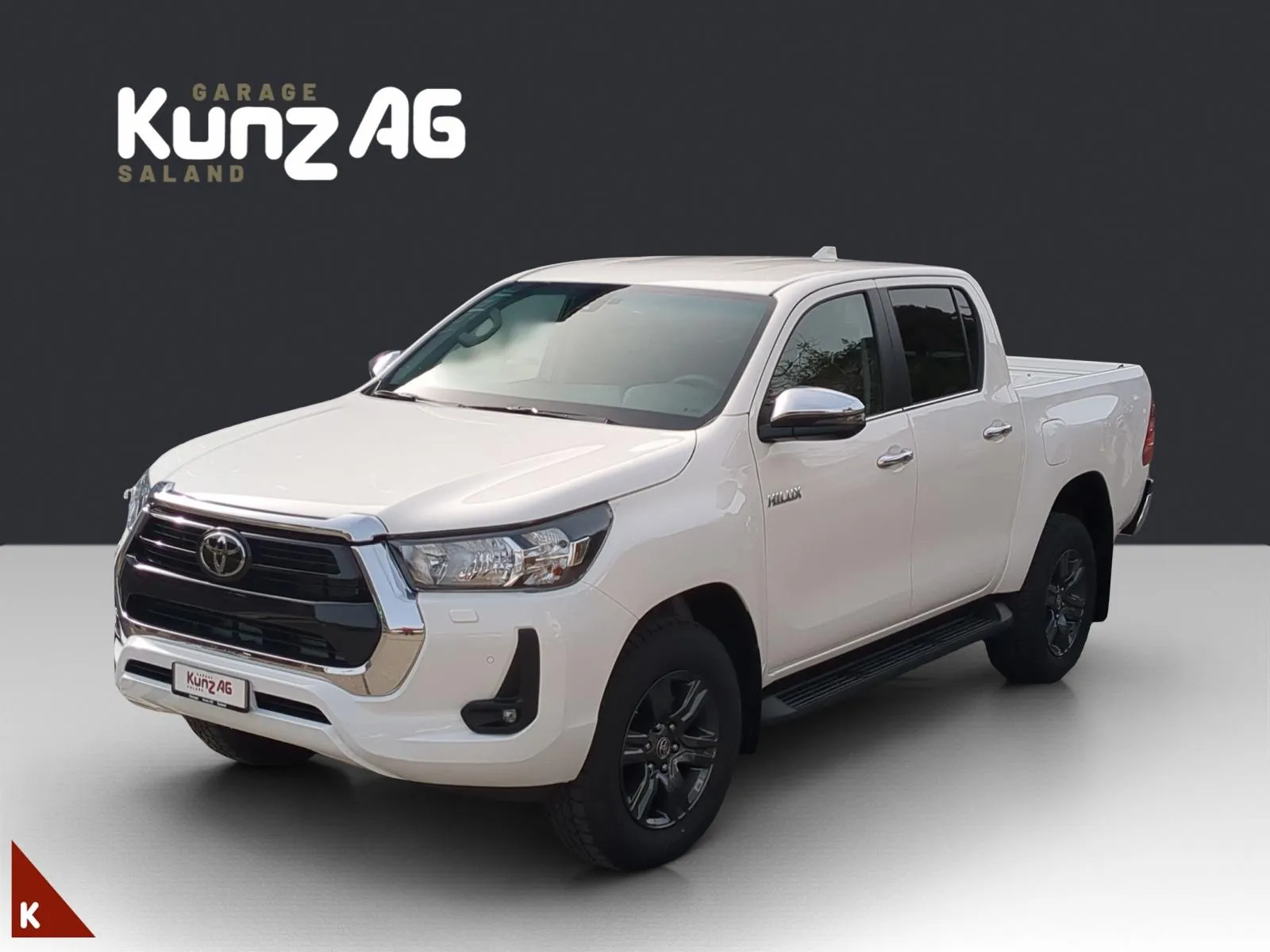 Schrägansicht von vorne links eines weissen Toyota Hilux Double Cab Pick-up