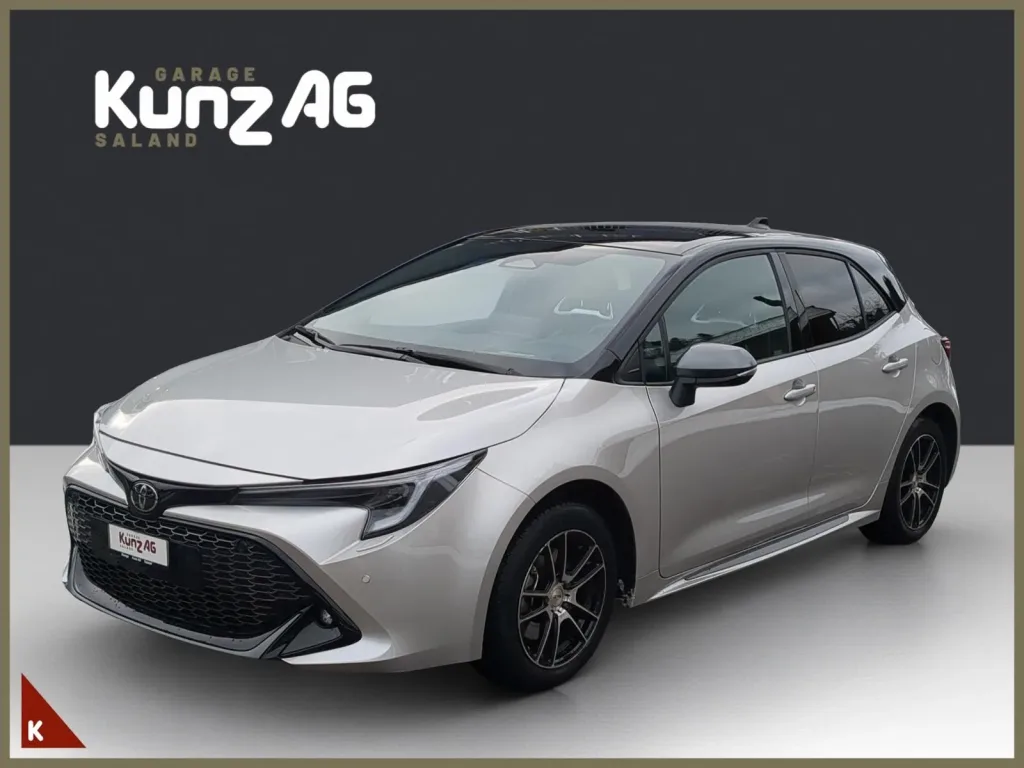 Schrägansicht von vorne links auf einen silbernen Toyota Corolla 2.0 HSD GR Sport mit schwarzem Dach.