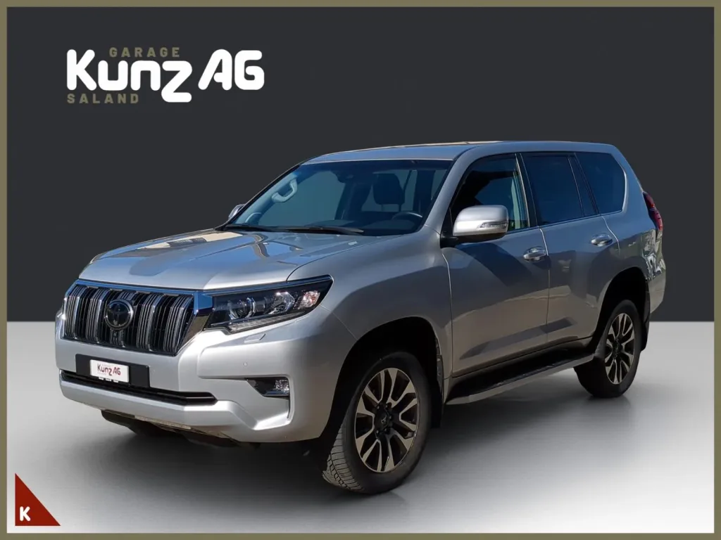 Schräge Frontansicht eines silbernen Toyota Land Cruiser 2.8 D 204 Style im Studio