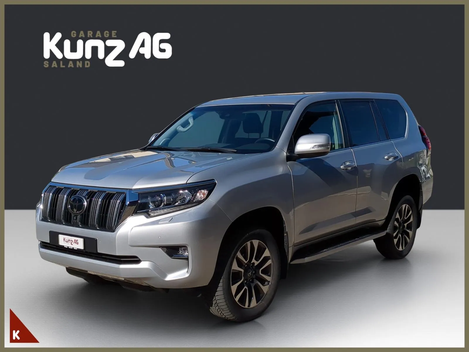 Schräge Frontansicht eines silbernen Toyota Land Cruiser 2.8 D 204 Style im Studio