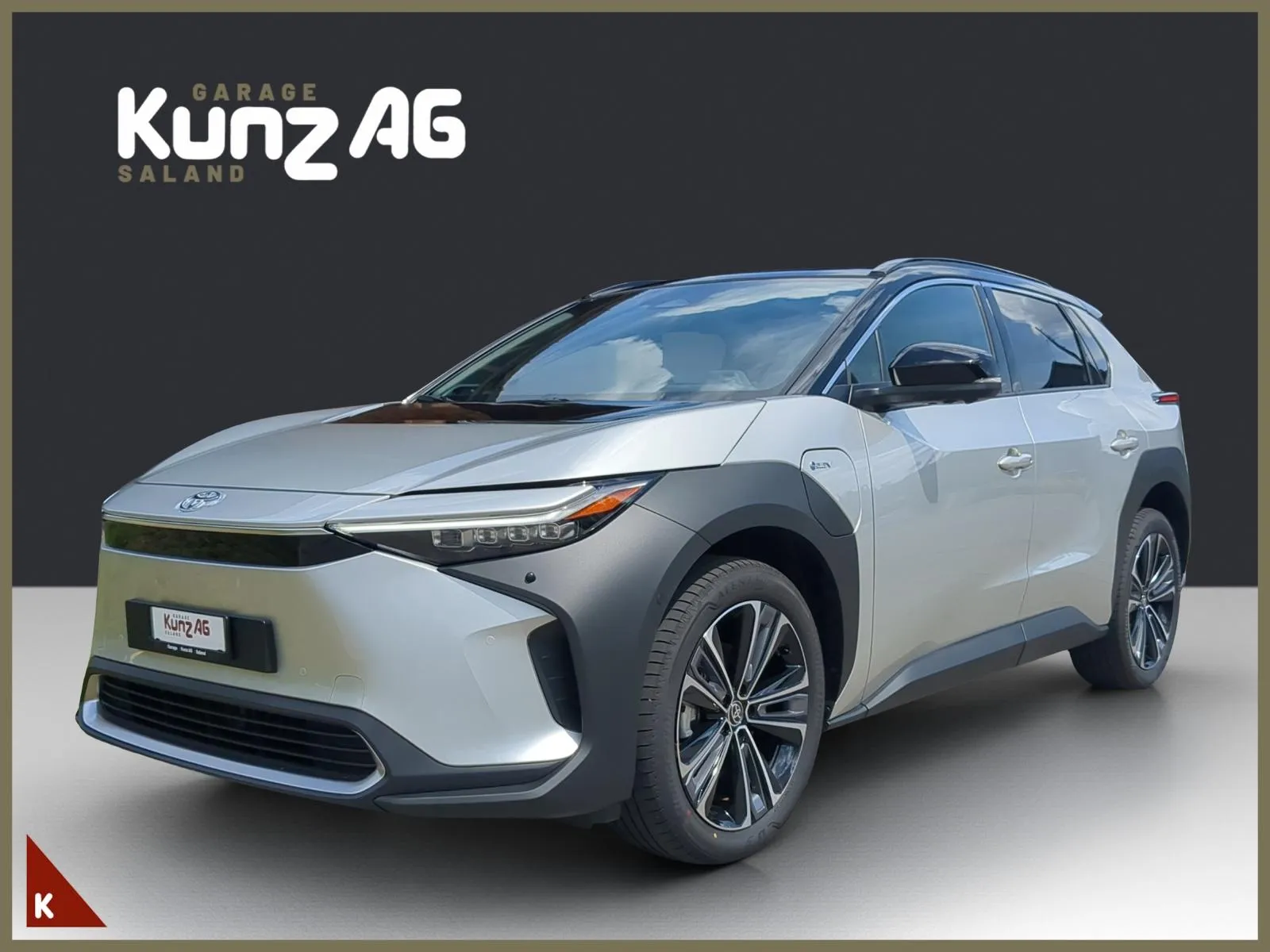 Schrägansicht von vorne links des silbernen Toyota bZ4X Premium AWD