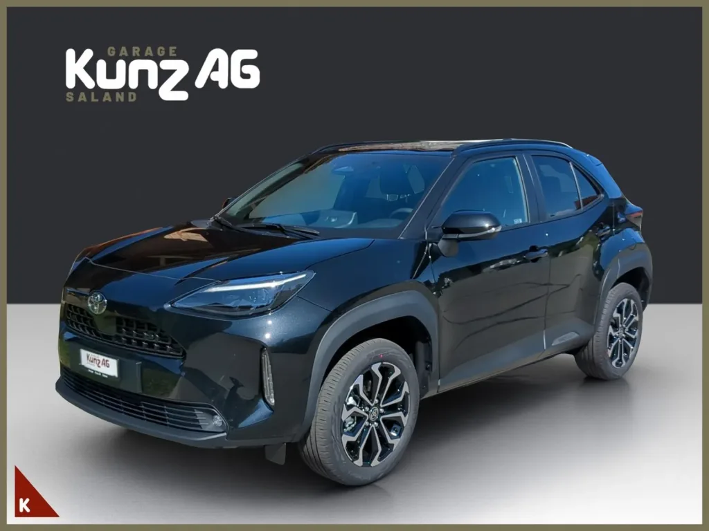 Schräge Frontansicht eines schwarzen Toyota Yaris Cross Trend AWD-i