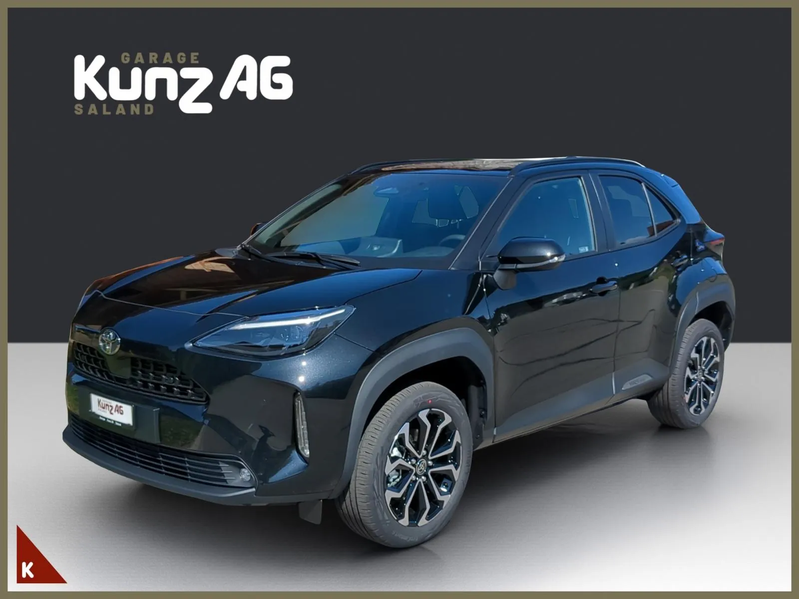 Schräge Frontansicht eines schwarzen Toyota Yaris Cross Trend AWD-i