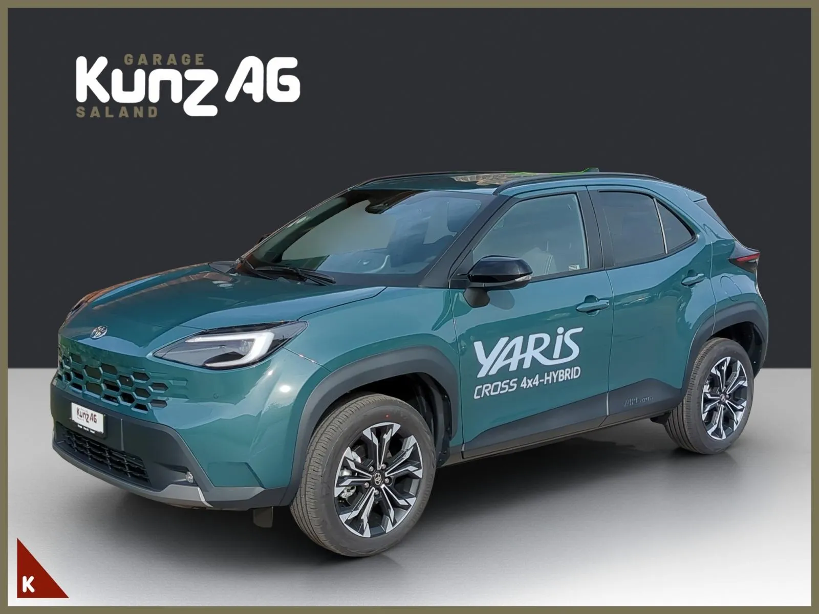 Schrägansicht von vorne links auf einen teal-farbenen Toyota Yaris Cross Trend Hybrid.