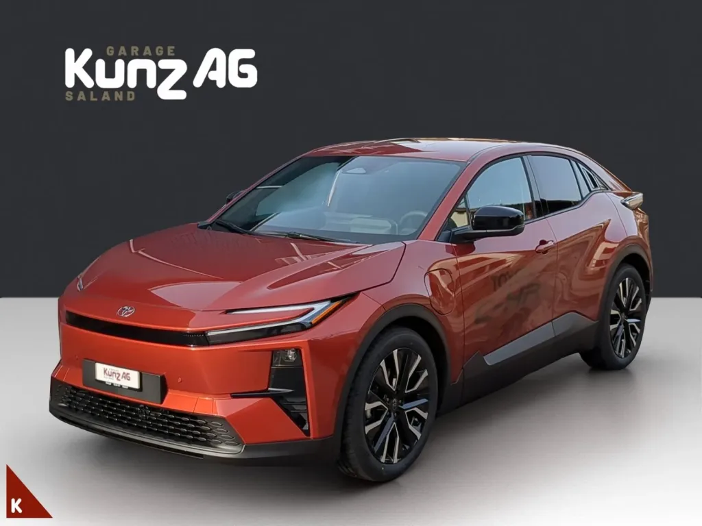 Schrägansicht von vorne links auf einen kupferfarbenen Toyota C-HR Style AWD
