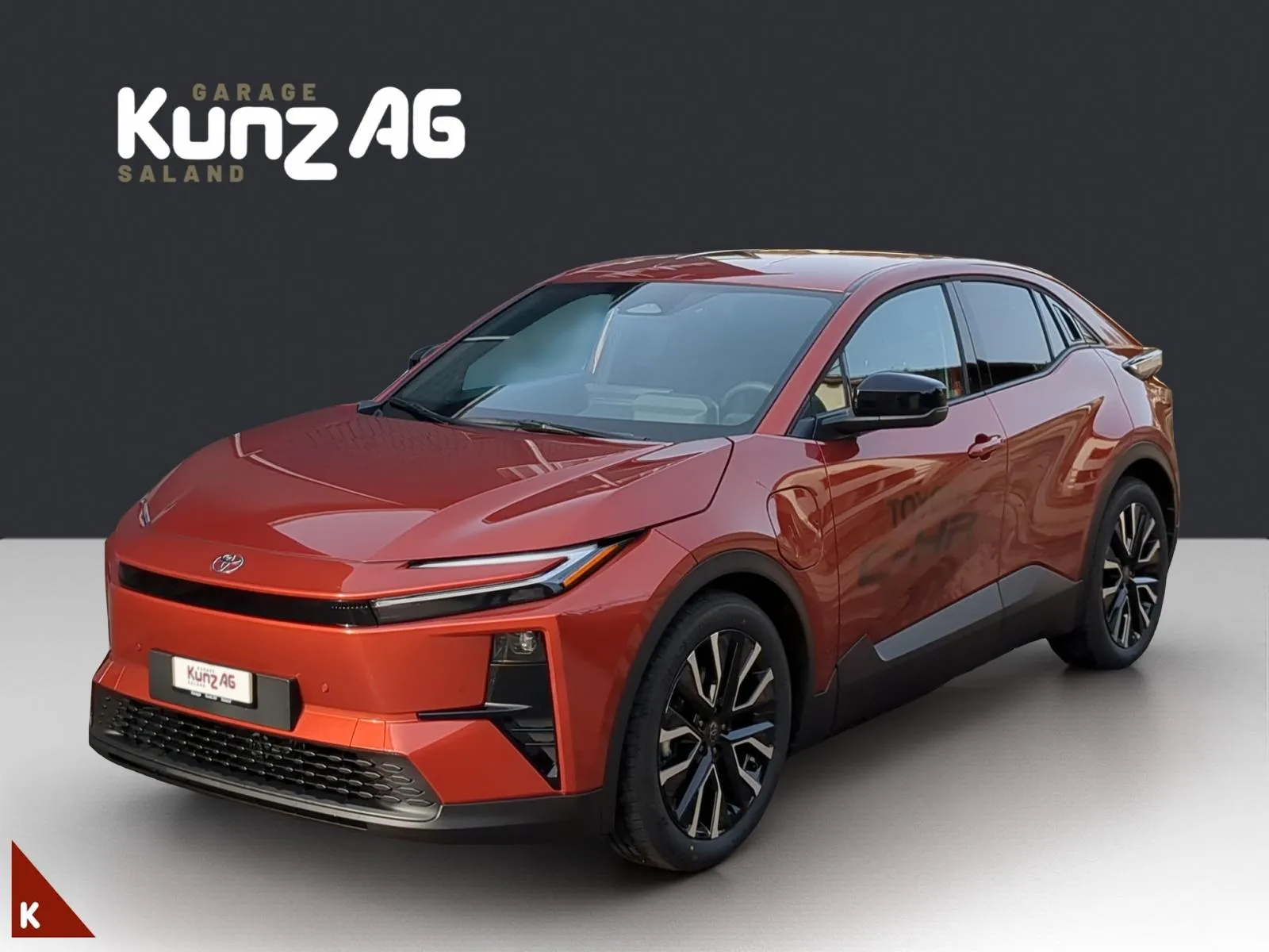 Schrägansicht von vorne links auf einen kupferfarbenen Toyota C-HR Style AWD