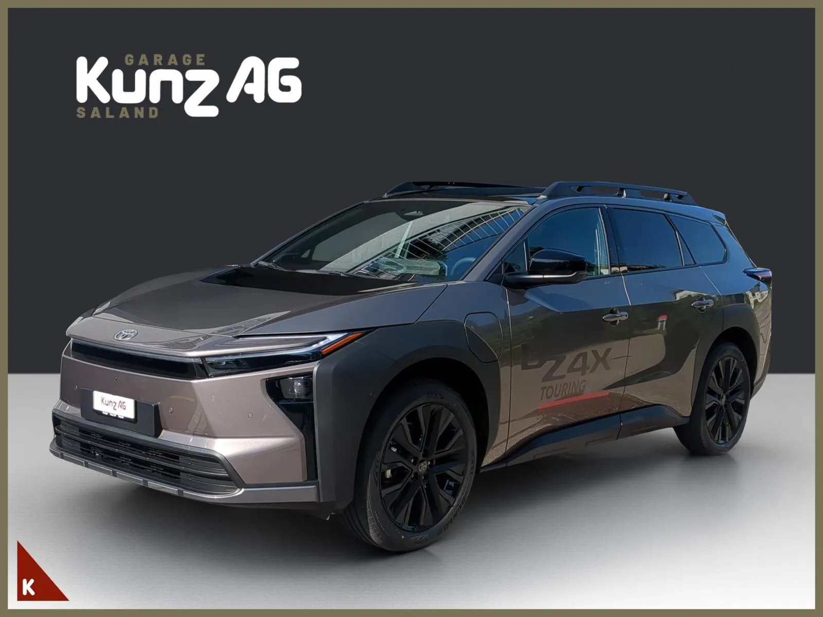 Schräge Frontansicht eines braungrauen Toyota bZ4X Premium AWD bei Garage Kunz AG