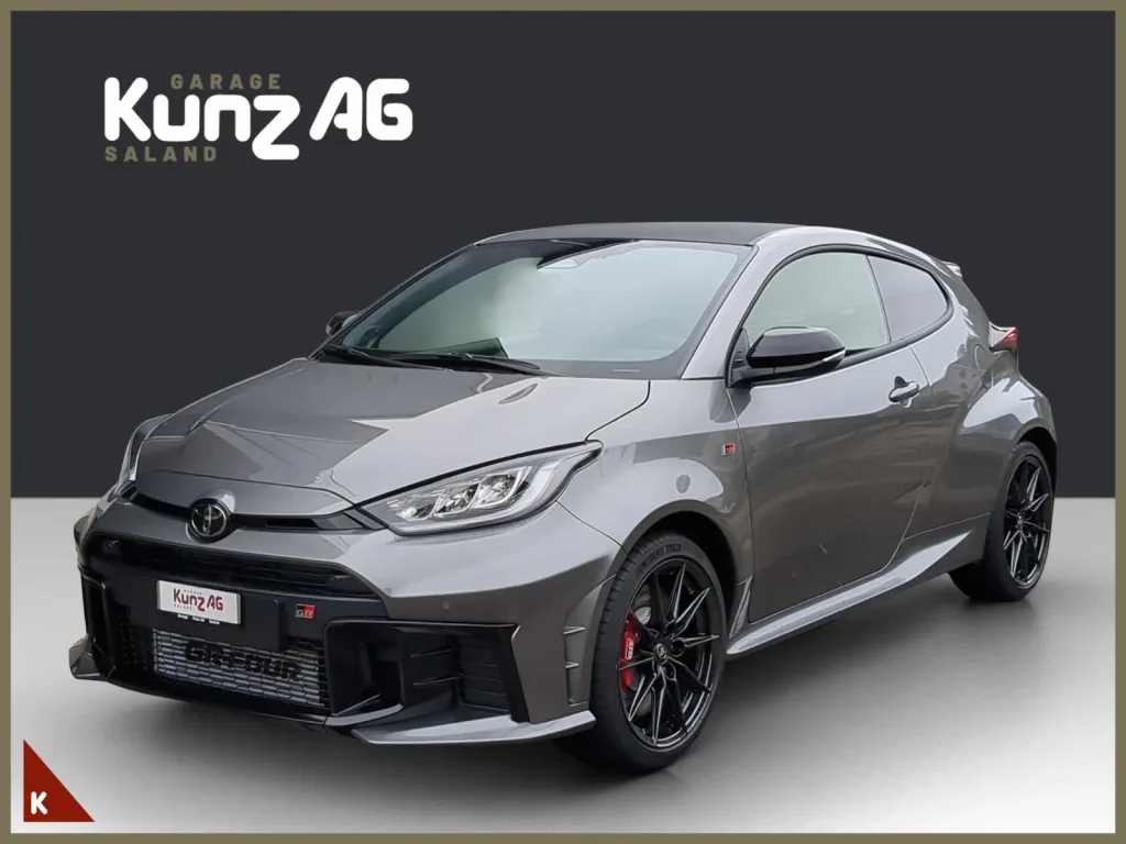 Schräge Frontansicht eines grauen Toyota GR Yaris