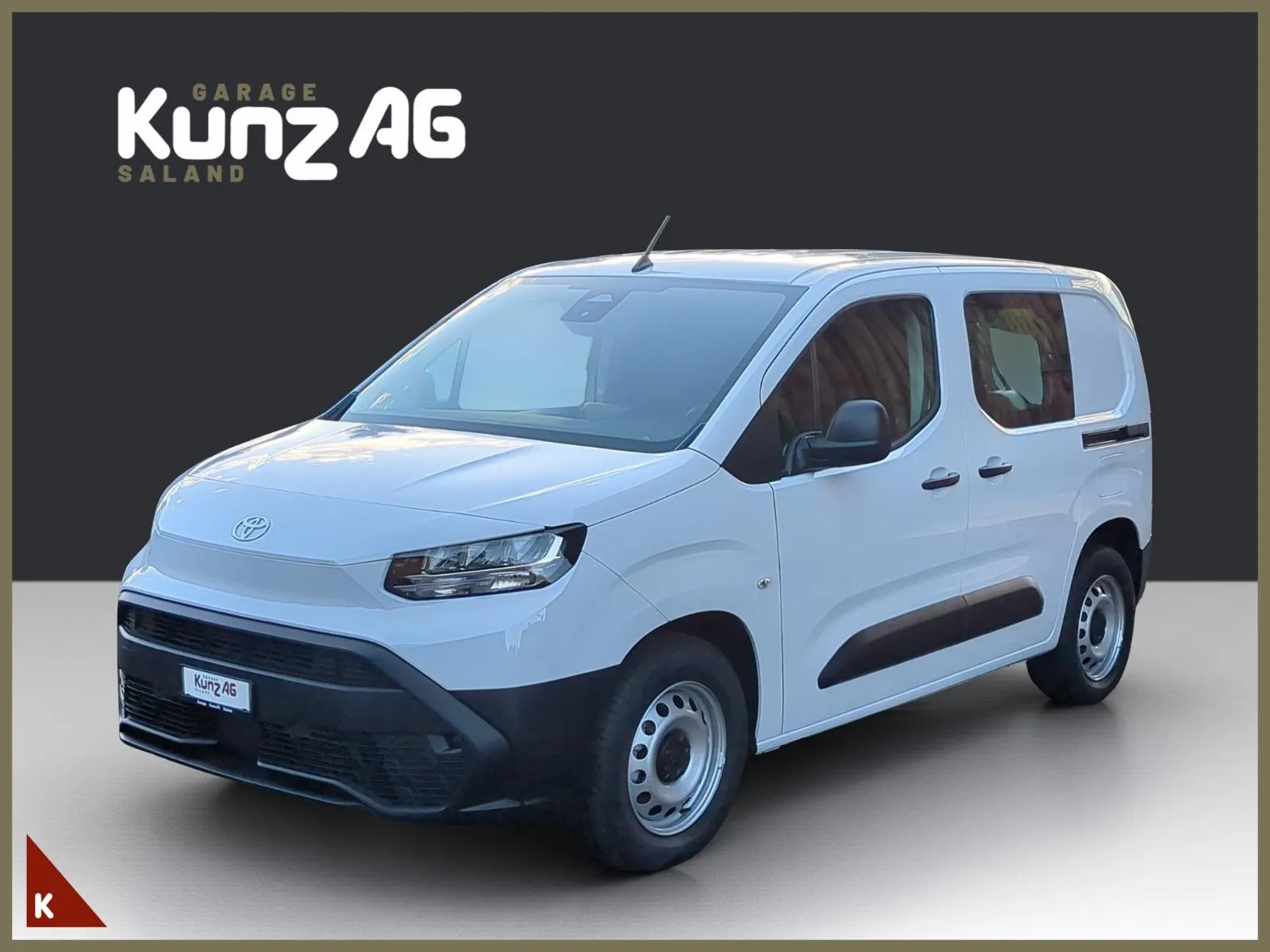 Schrägansicht von vorne rechts eines weissen Toyota Proace City Van L1 auf grauem Hintergrund.