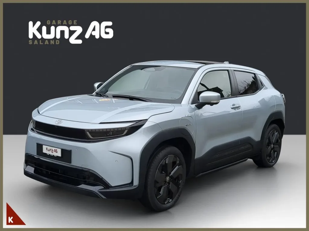 Schräge Frontansicht eines silbernen Toyota Premium AWD