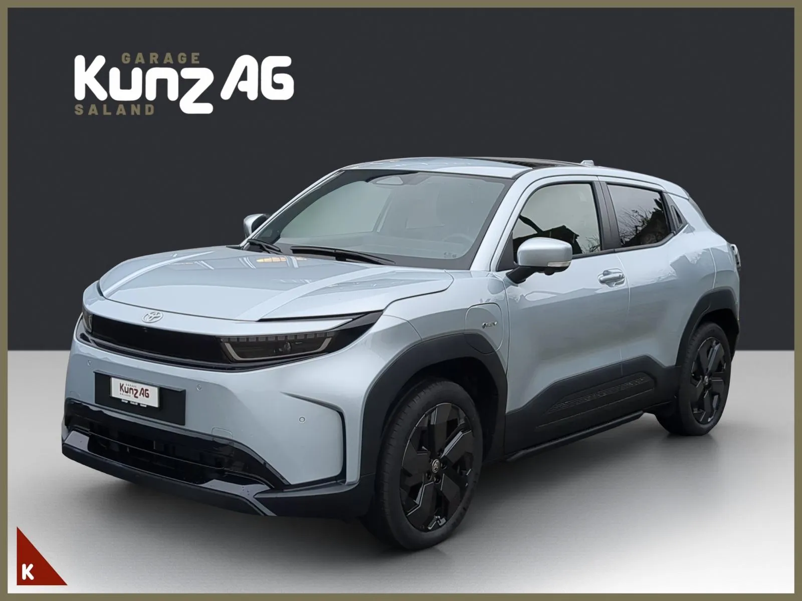 Schräge Frontansicht eines silbernen Toyota Premium AWD