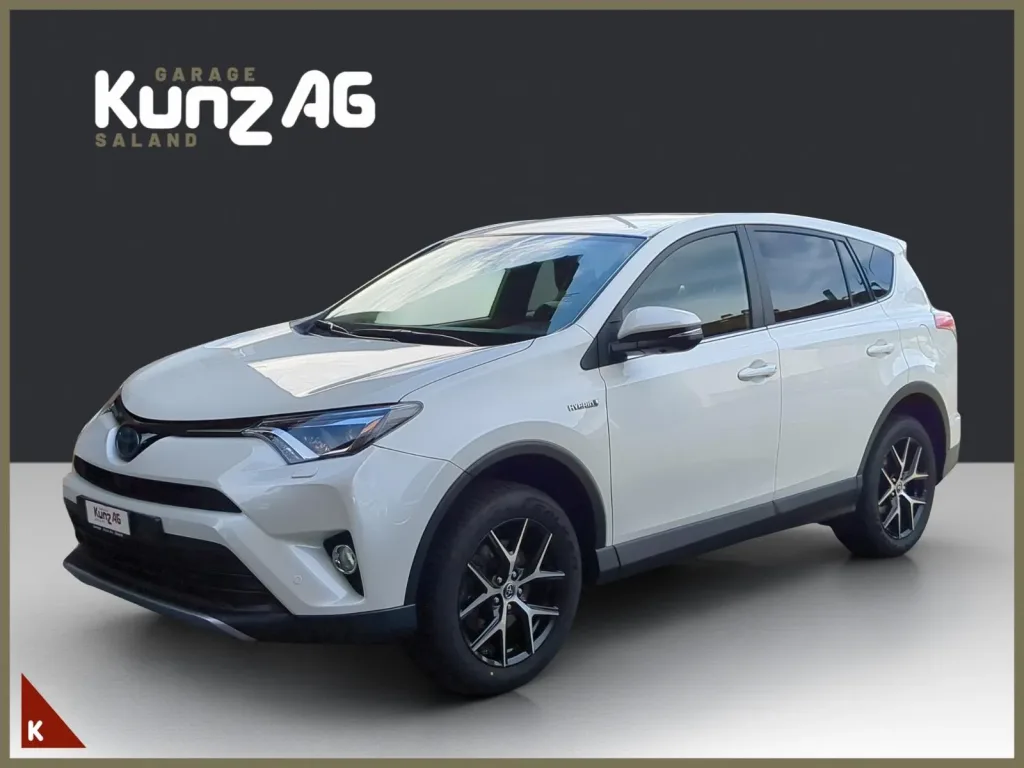 Schräge Frontansicht eines weissen Toyota RAV4 Hybrid Style von Garage Kunz AG