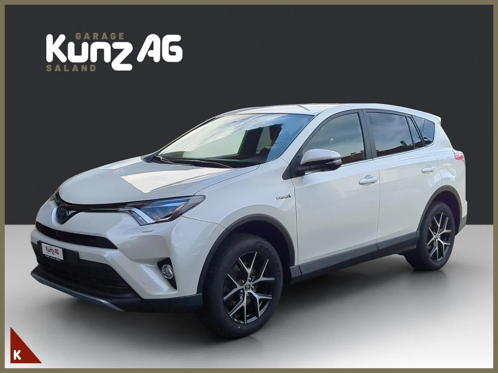 Schräge Frontansicht eines weissen Toyota RAV4 Hybrid Style von Garage Kunz AG