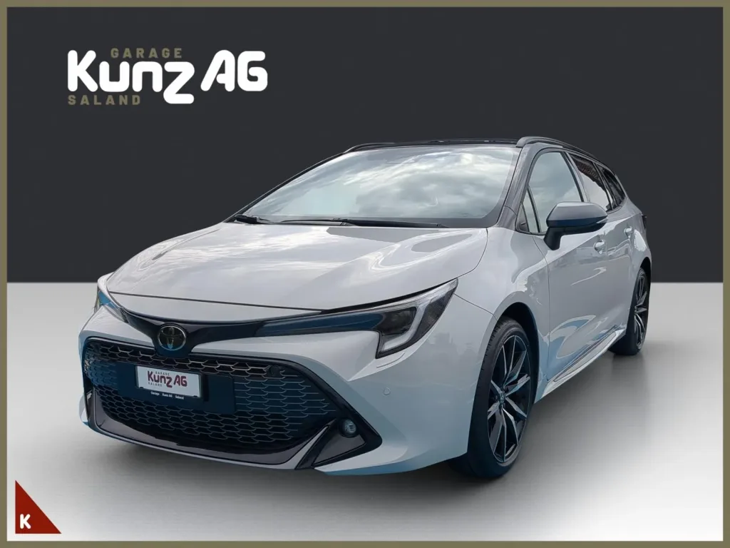 Schräge Frontansicht eines silbernen Toyota Corolla Touring Sports GR Sport