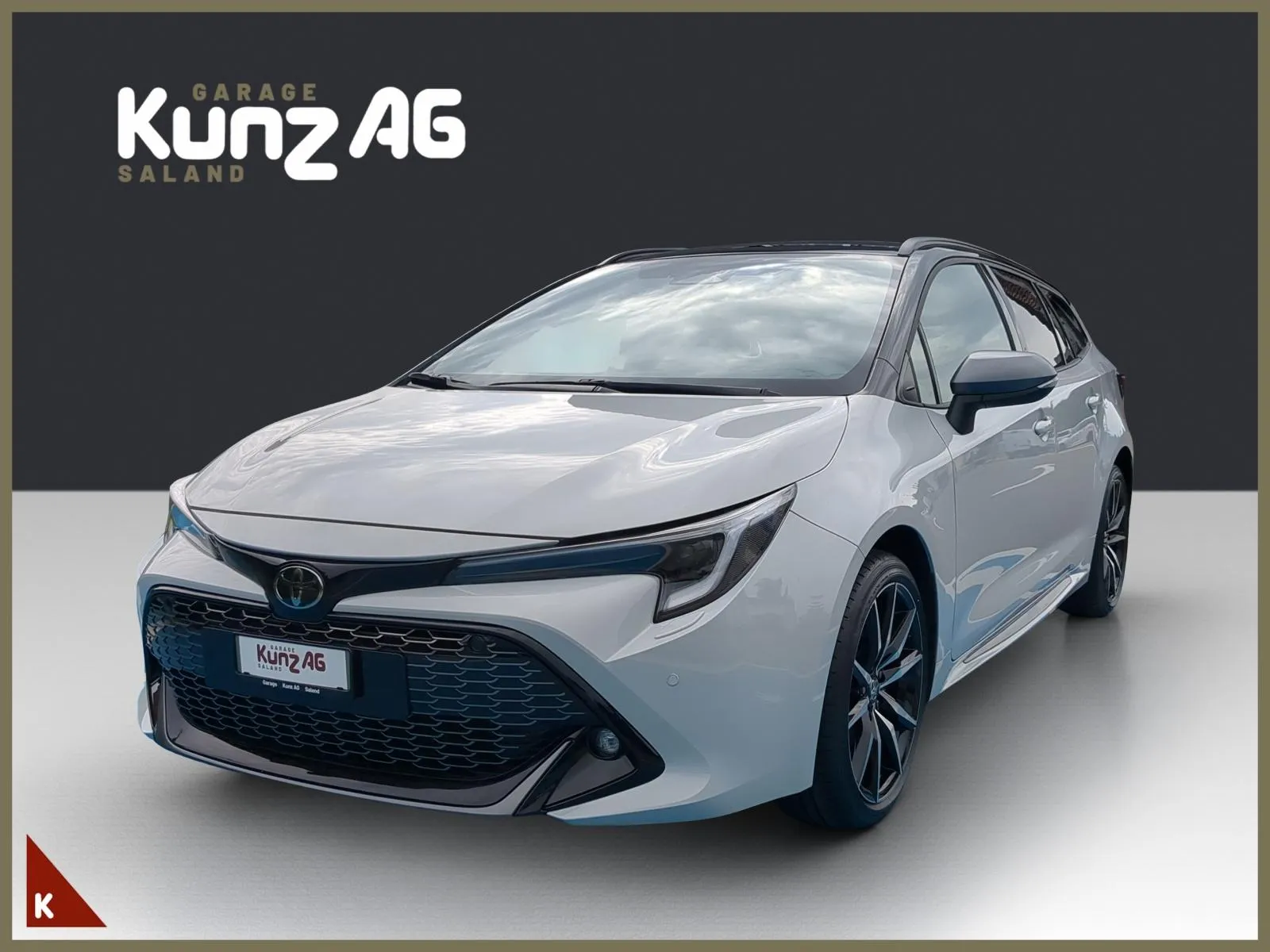 Schräge Frontansicht eines silbernen Toyota Corolla Touring Sports GR Sport