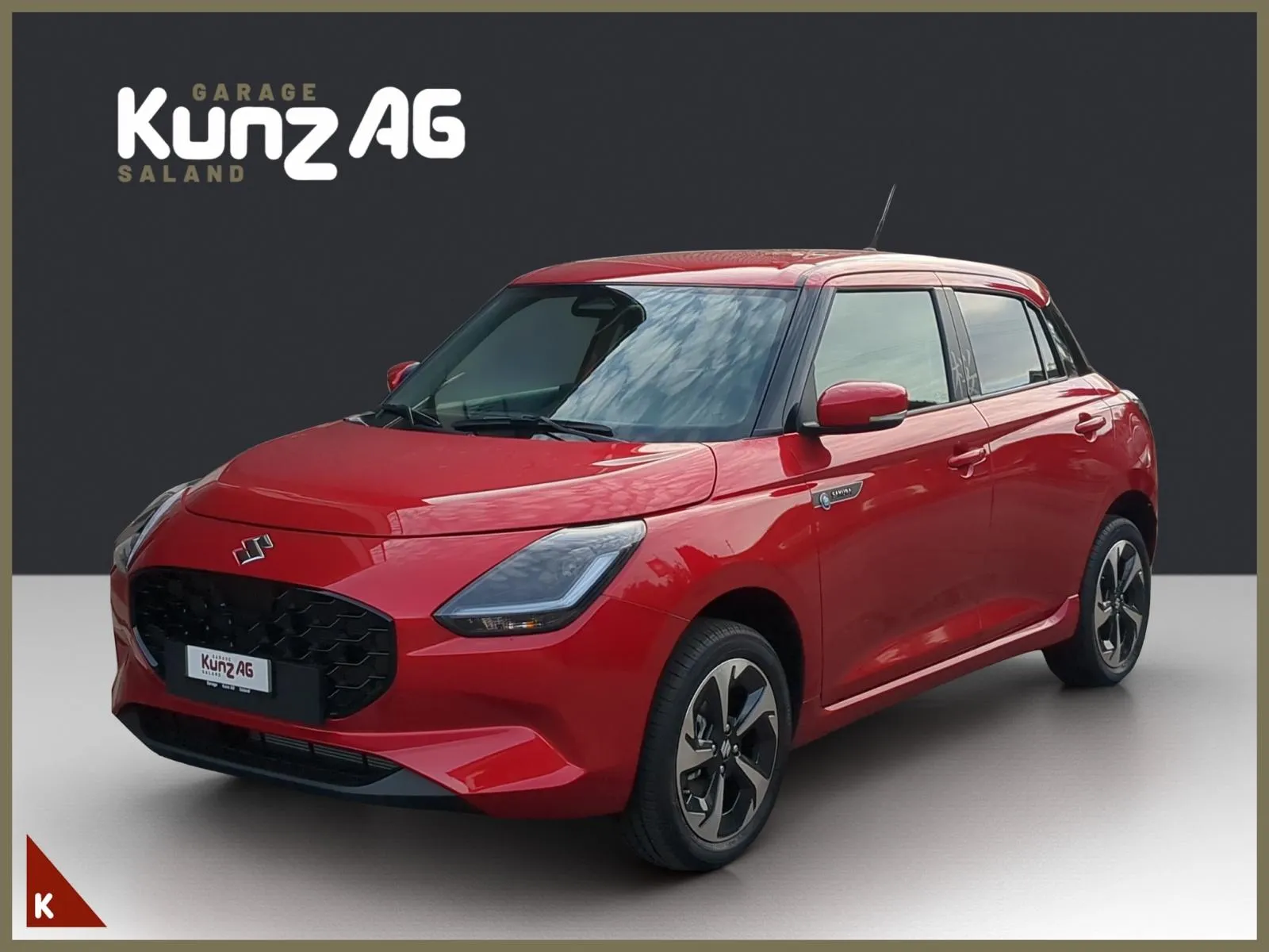 Schrägansicht von vorne links auf einen roten Suzuki Swift Sakura Top Hybrid 4x4 im Studio.