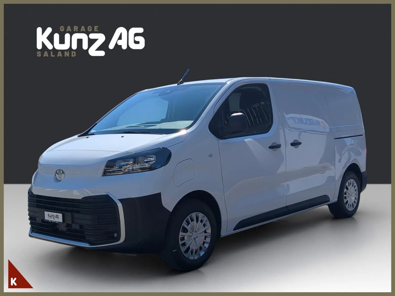 Schrägansicht von vorne links des weissen Toyota Van L1 50KWh Advanced vor dunklem Hintergrund