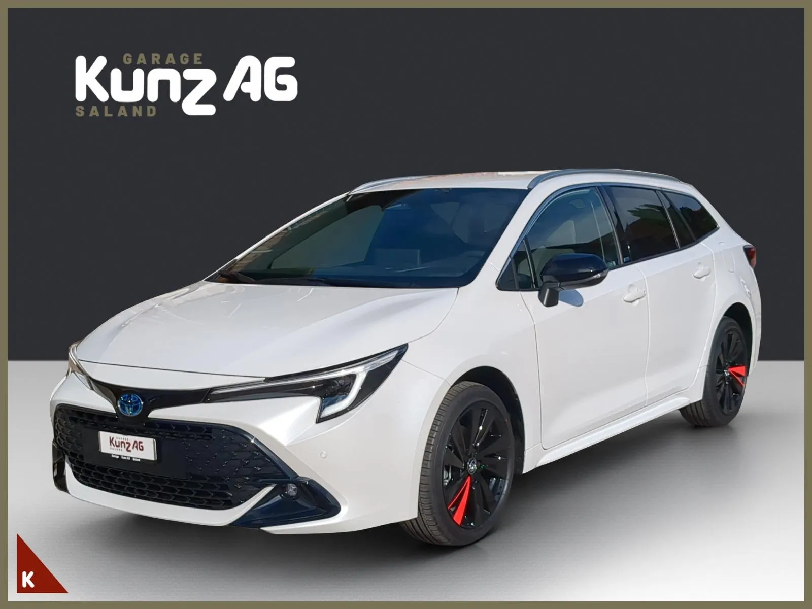 Schrägansicht von vorne links auf einen weissen Toyota Corolla Touring Sports Swiss Edition