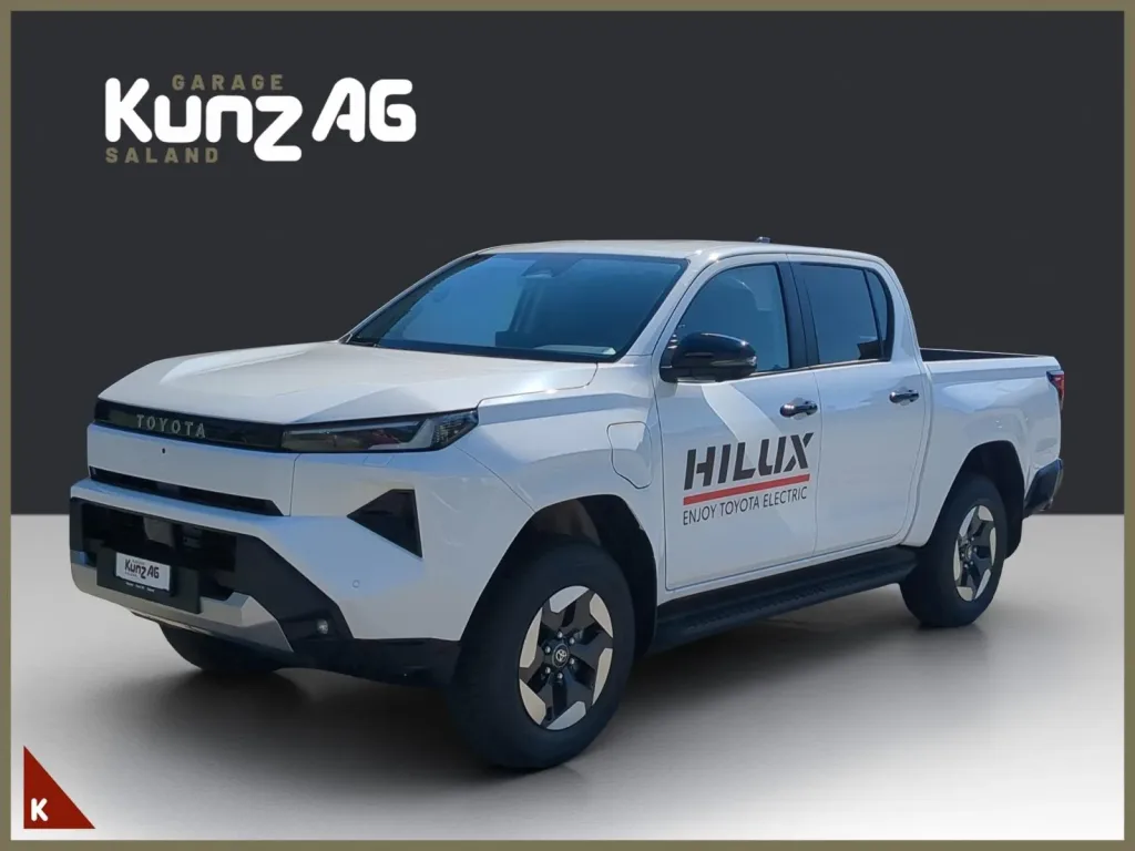 Schrägansicht von vorne links eines weissen Toyota Hilux Electric Pick-up
