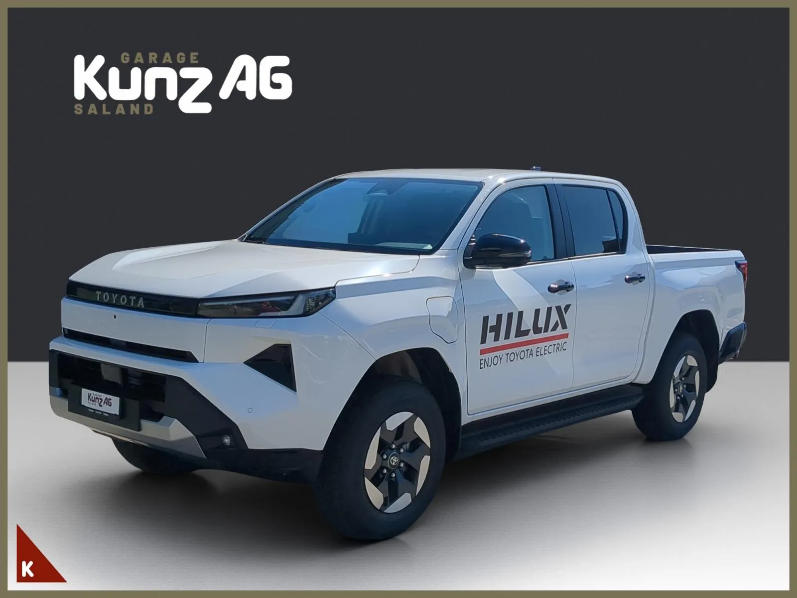 Schrägansicht von vorne links eines weissen Toyota Hilux Electric Pick-up