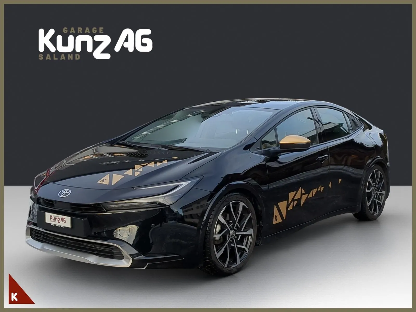 Schrägansicht von vorne links auf einen schwarzen Toyota Prius Plug-In-Hybrid Premium