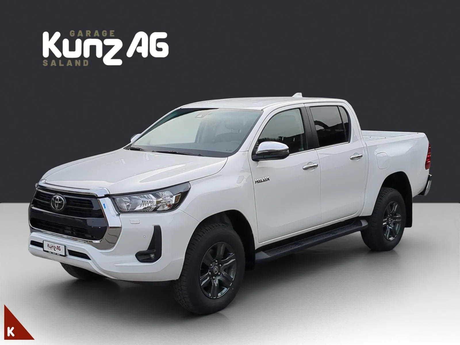 Schrägansicht von vorne links eines weissen Toyota Hilux Double Cab Pick-up