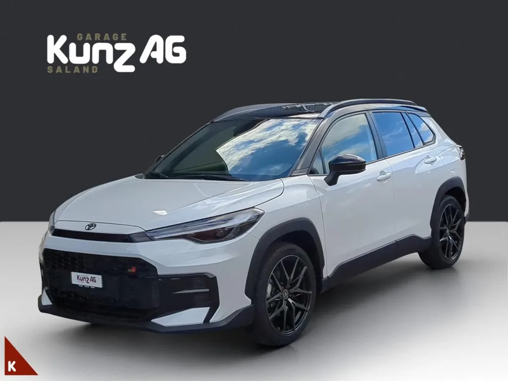 Schräge Frontansicht eines weissen Toyota Corolla Cross GR Sport AWD-i vor grauem Hintergrund.