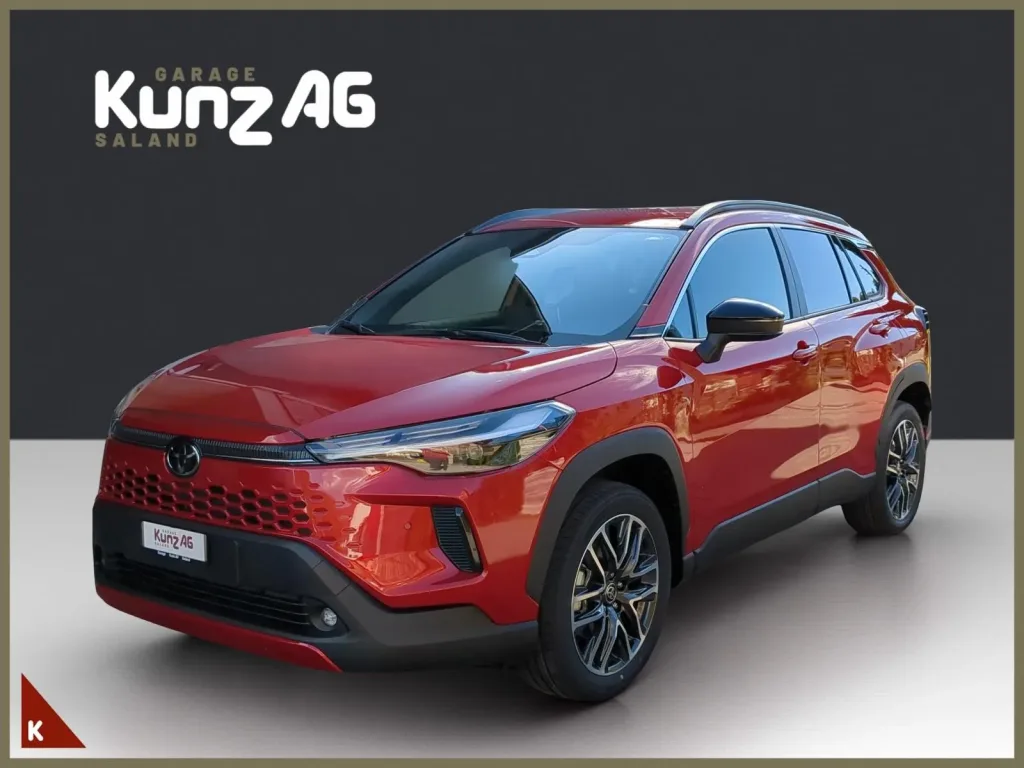 Schrägansicht von vorne links auf einen roten Toyota Corolla Cross 2.0 HSD Trend AWD-i
