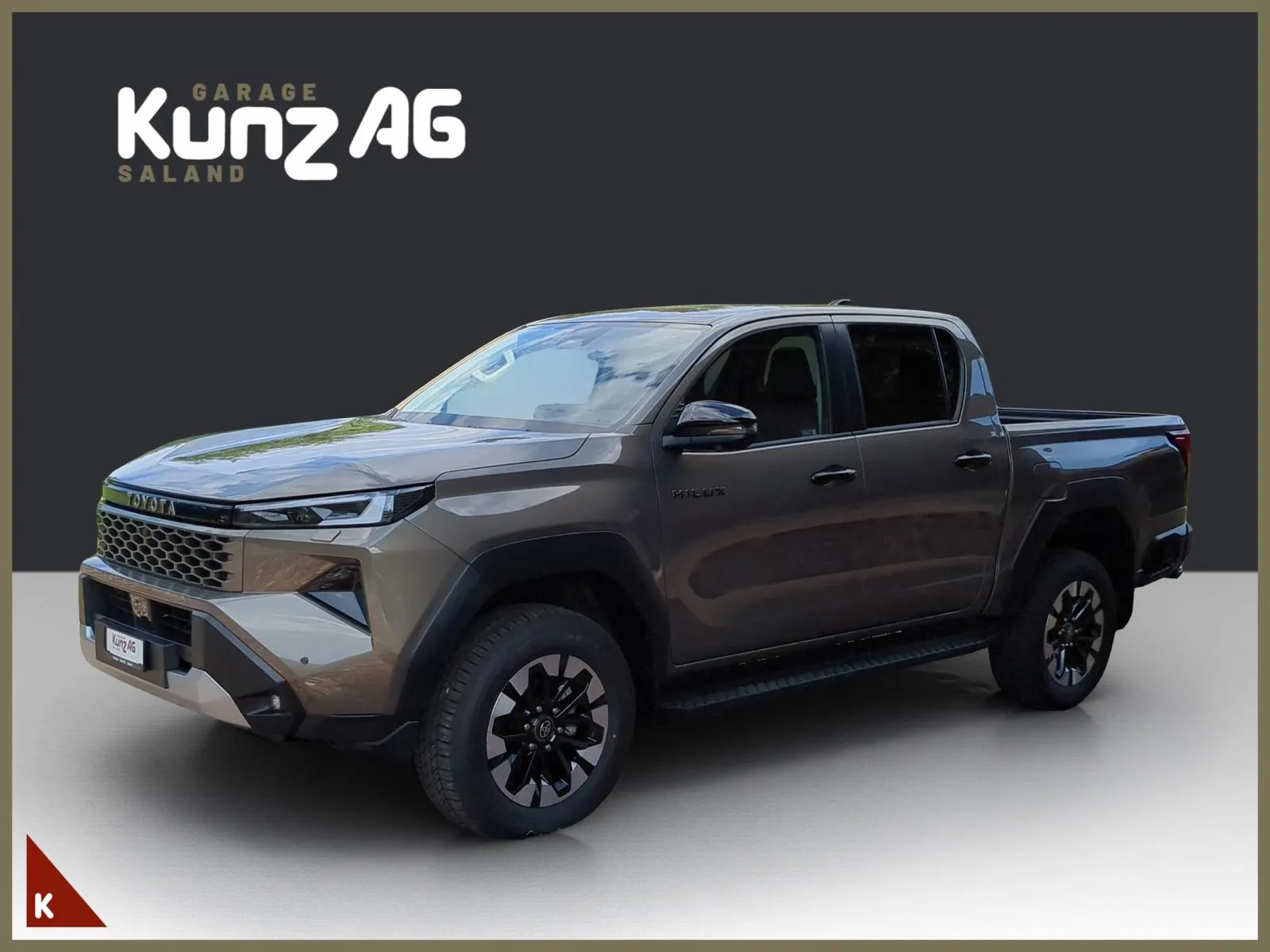 Schrägansicht von vorne links eines braunen Toyota Hilux Double Cab Pick-up Style