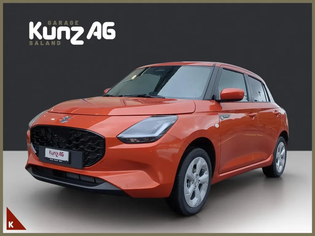 Schrägansicht von vorne links eines orangefarbenen Suzuki 1.2 Sakura Hybrid 4x4 im Studio.