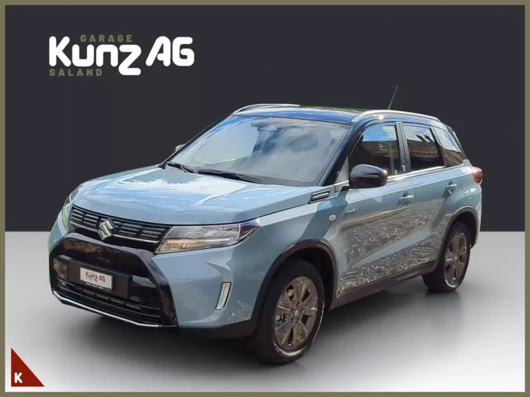 Schraegansicht von vorne links des hellblauen Suzuki 1.4 T Piz Sulai Hybrid 4x4