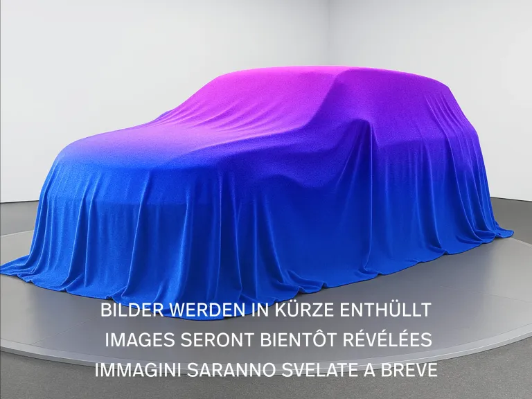 Ein verhülltes Fahrzeug auf einer Drehscheibe, das einen Toyota Van L1 darstellt.